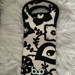 BYO Rambler Single Wine Holder.  Wine Caddy Floral Pattern Black White